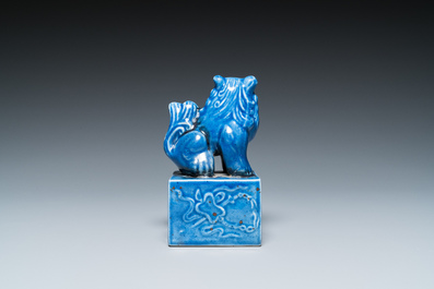 Sceau de Qianlong en porcelaine de Chine en bleu monochrome au fretel en forme de lion bouddhiste, 19/20&egrave;me