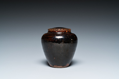Een Japanse Takatori steengoed theebus met deksel, Edo, 17/18e eeuw