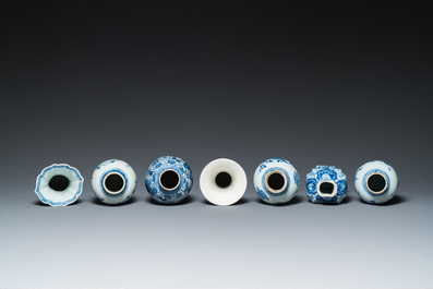 Zeven Chinese blauw-witte vazen, Kangxi