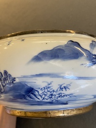 Een Chinese blauw-witte 'Bleu de Hue' dekselkom voor de Vietnamese markt met zilveren monturen, 19e eeuw