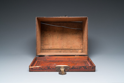 Een Chinese houten kist met label van de winkel van Tingqua, Canton, 19e eeuw