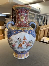 Vase en porcelaine de Chine famille rose &agrave; d&eacute;cor de gar&ccedil;ons jouant, marque de Qianlong, R&eacute;publique