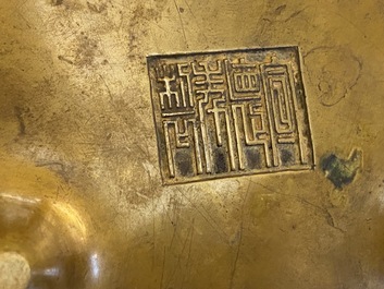 Een Chinese bronzen driepotige wierookbrander, Xuande merk, 18e eeuw