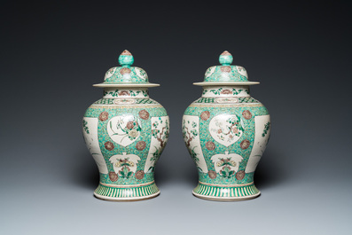 Paire de vases couverts en biscuit &eacute;maill&eacute; vert &agrave; d&eacute;cor de fleurs, Chine, 19&egrave;me