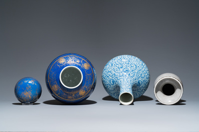 Drie Chinese vazen met blauw-wit, craquel&eacute; en poederblauw glazuur, 19e eeuw