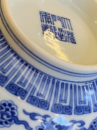 Bol 'Wan Shou Wu Jiang' en porcelaine de Chine en bleu et blanc, marque et &eacute;poque de Qianlong