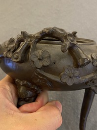 Een Chinese bronzen driepotige wierookbrander met deksel, 19e eeuw