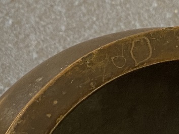 Een Chinese bronzen wierookbrander, Xuande merk, 18e eeuw