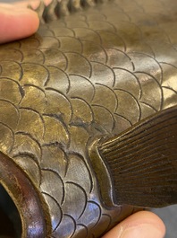 Br&ucirc;le-parfum en bronze en forme d'un poisson-dragon, Ming