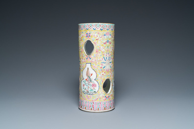 Quatre vases en porcelaine de Chine famille rose, un bol et une verseuse couverte en bleu et blanc, 19&egrave;me