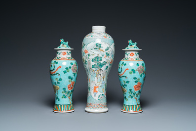 Drie Chinese famille verte vazen, 19e eeuw