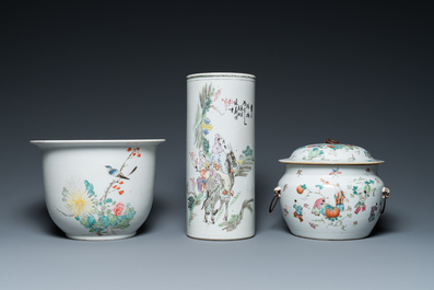A Chinese qianjiang cai hat stand, a jardini&egrave;re and a famille rose bowl and cover, 19/20th C.