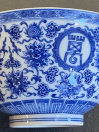 Bol 'Wan Shou Wu Jiang' en porcelaine de Chine en bleu et blanc, marque et &eacute;poque de Qianlong