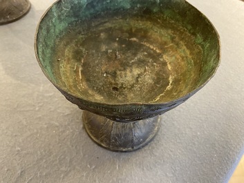 Paire d'urnes rituelles de type 'Dou' en bronze, Chine, Chenghua, dat&eacute;es 1480 par inscription