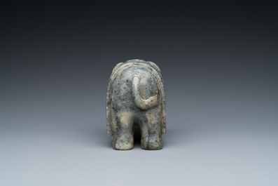Een Chinese olifant in grijs gespikkelde celadon jade, Qing