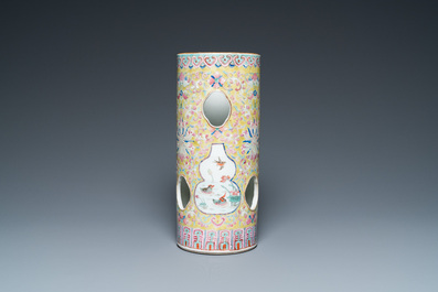 Quatre vases en porcelaine de Chine famille rose, un bol et une verseuse couverte en bleu et blanc, 19&egrave;me