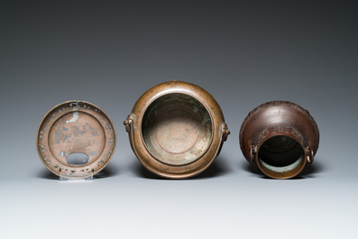 A Chinese inscribed bronze vase and a hand warmer and cover, 18/19th C.