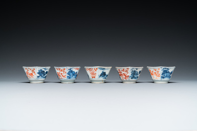 Vijf octagonale Chinese blauw-witte en ijzerrode koppen en schotels, Kangxi