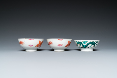 Vier Chinese 'draken' kommen, een schotel en een famille rose bord met verhalend decor, Yongzheng en later