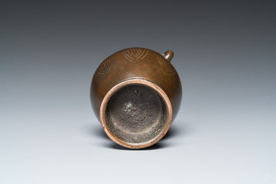 Een Chinese met zilver ingelegde bronzen 'hu' vaas, 17/18e eeuw