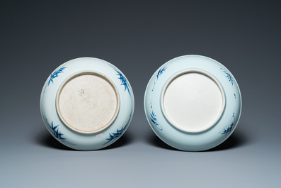 Paire de plats en porcelaine de Chine en bleu et blanc &agrave; d&eacute;cor d'&eacute;cureuils et de vignes, Qianlong