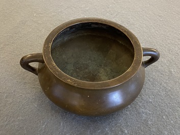 Een Chinese bronzen wierookbrander, Xuande merk, 18e eeuw