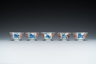 Cinq tasses et soucoupes de forme octagonale en porcelaine de Chine en bleu, blanc et rouge de fer, Kangxi