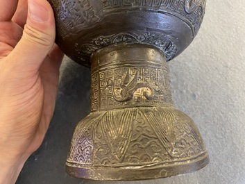 Paire d'urnes rituelles de type 'Dou' en bronze, Chine, Chenghua, dat&eacute;es 1480 par inscription