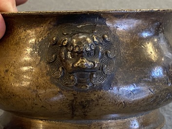 Een Chinese bronzen wierookbrander, Xuande merk, 18/19e eeuw