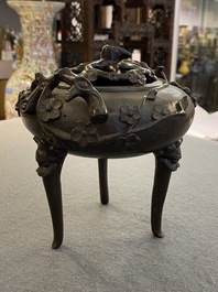 Een Chinese bronzen driepotige wierookbrander met deksel, 19e eeuw
