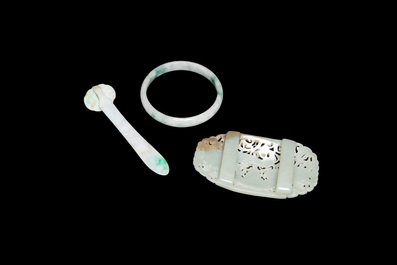 A Chinese jade bangle, a miniature ruyi hairpin and a reticulated belt buckle, 19/20th C.