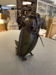 Br&ucirc;le-parfum en bronze en forme d'un poisson-dragon, Ming
