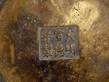 Een Chinese bronzen wierookbrander, Xuande merk, 18/19e eeuw