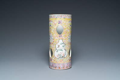 Quatre vases en porcelaine de Chine famille rose, un bol et une verseuse couverte en bleu et blanc, 19&egrave;me