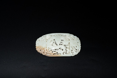 Un bracelet, une &eacute;pingle en forme de sceptre ruyi et une boucle de ceinture ajour&eacute;e en jade, Chine, 19/20&egrave;me