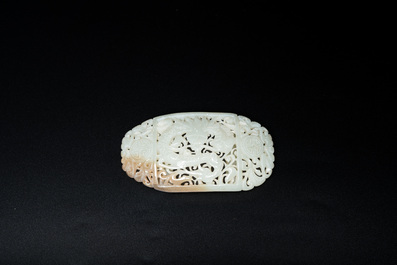 Een Chinese jade armband, een miniatuur ruyi haarspeld en een opengewerkte riemgesp, 19/20e eeuw