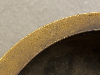 Een Chinese bronzen driepotige wierookbrander, Xuande merk, 18e eeuw