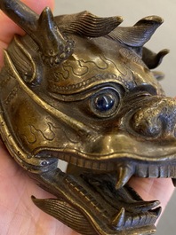 Een Chinese bronzen wierookbrander in de vorm van een drakenvis, Ming