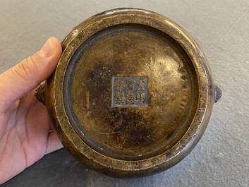 Een Chinese bronzen wierookbrander, Xuande merk, 18/19e eeuw