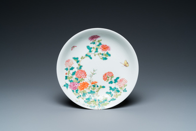 Une assiette et une jardini&egrave;re en porcelaine de Chine famille rose, marques de Yongzheng et Hongxian, R&eacute;publique