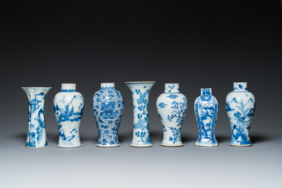 Zeven Chinese blauw-witte vazen, Kangxi
