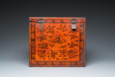Een Chinese houten kist met label van de winkel van Tingqua, Canton, 19e eeuw