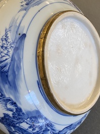 Een Chinese blauw-witte 'Bleu de Hue' dekselkom voor de Vietnamese markt met zilveren monturen, 19e eeuw