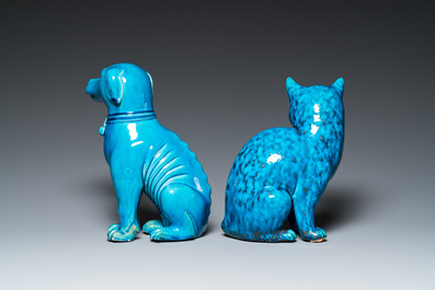 Chat et chien en porcelaine de Chine en turquoise monochrome sur socles en bois sculpt&eacute;, 19&egrave;me