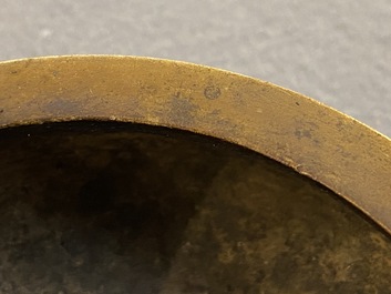 Een Chinese bronzen driepotige wierookbrander, Xuande merk, 18e eeuw