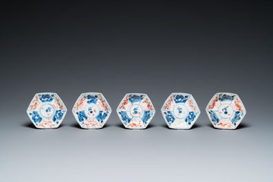 Vijf octagonale Chinese blauw-witte en ijzerrode koppen en schotels, Kangxi