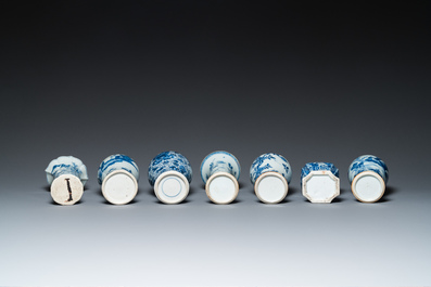 Zeven Chinese blauw-witte vazen, Kangxi