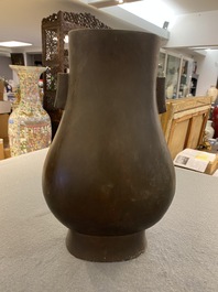 Vase de forme 'hu' en bronze, Chine, Song/Yuan