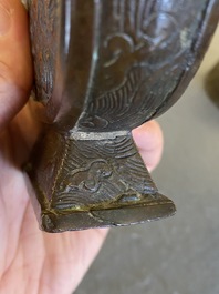 Een Chinese archa&iuml;sche bronzen 'bianhu' vaas, Song/Yuan