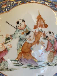 Vase en porcelaine de Chine famille rose &agrave; d&eacute;cor de gar&ccedil;ons jouant, marque de Qianlong, R&eacute;publique